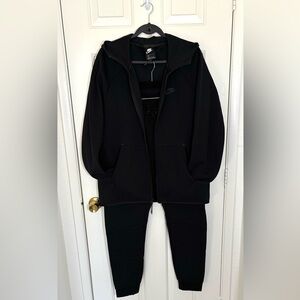 Nike Tech Fleece Hoodie and Pants Set in  Black. Men’s Large (NWOT)